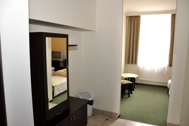 Stary Dwor Bed & Breakfast Zywiec Bagian luar foto
