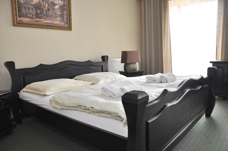 Stary Dwor Bed & Breakfast Zywiec Bagian luar foto